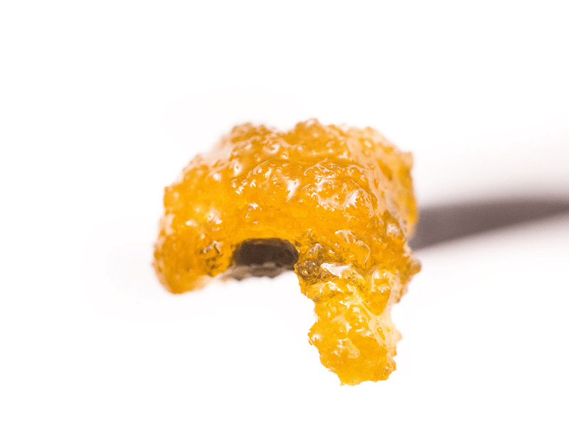 Live Resin สารสกัดกัญชาสีทองเข้มบน dab tool เทอร์ปีนสูง