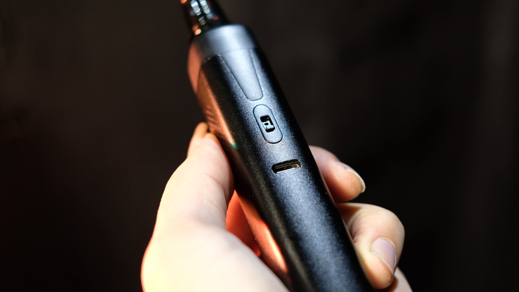 Airflow Slider และ USB-C ถือในมือ