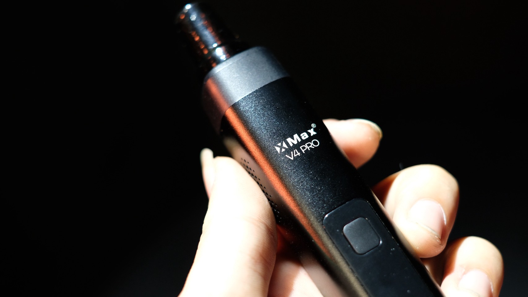 XMAX V4 Pro ถือในมือ